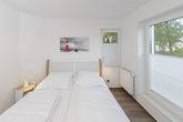 Schlafzimmer mit Außenjalousien