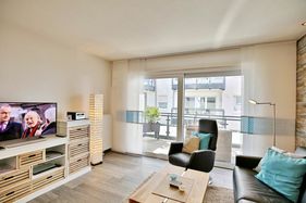 Wohnraum mit Zugang zum Balkon