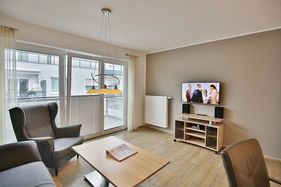 Wohnzimmer mit Zugang zum Balkon (west)
