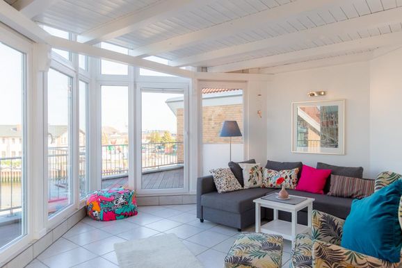 Wohnzimmer und zwei Dachterrassen mit Blick auf die Marina Cuxhaven