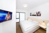 1 Schlafzimmer mit TV
